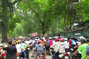 Hà Nội: "Biển người" ở Công viên Thủ Lệ