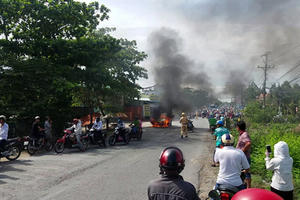 Clip ô tô 7 chỗ bốc cháy ngùn ngụt giữa đường và những tiếng nổ lớn