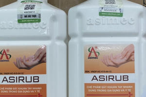 300 chai nước sát khuẩn tay giả mạo nhãn hiệu ASIRUB vừa bị thu giữ tại chợ thuốc Hapulico