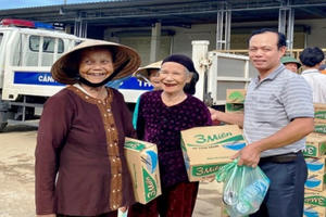 Văn phòng đại diện báo Pháp luật Việt Nam khu vực Bình Trị Thiên trao quà cho người dân “rốn lũ” miền Trung