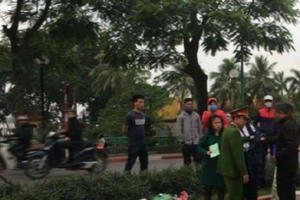 Hà Nội: Cụ ông đi xe máy bất ngỡ ngã ra đường tử vong tại chỗ