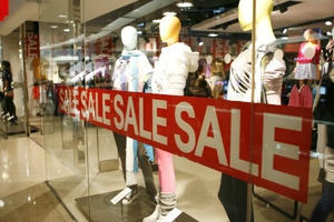 Hàng hiệu hay hàng giảm giá, đâu là thói quen tiêu dùng thông minh?