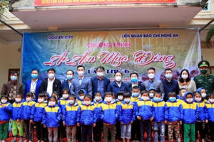 Nghệ An: Hơn 1.400 áo ấm đến với học sinh vùng biên giới huyện Kỳ Sơn