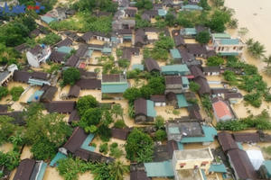 Thanh Hóa: Toàn cảnh ngôi làng chìm trong biển nước nhìn từ Flycam Thanh Hóa: Toàn cảnh ngôi làng chìm trong biển nước nhìn từ Flycam