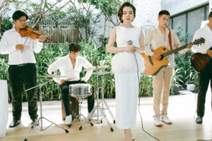 Giang Hồng Ngọc hóa quý cô cổ điển đài các trong MV nhạc xưa