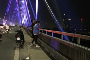 Đùa giỡn tính mạng, người dân kéo nhau lên cầu Nhật Tân 'hóng gió'