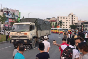 Hà Nội: Đang đi xe máy, người đàn ông bất ngờ bị xe tải cán qua người tử vong