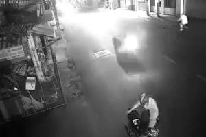 [Clip]: Người đàn ông đổ xăng từ xe máy ra người và châm lửa tự thiêu