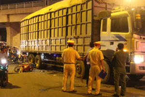 Đồng Nai: Va chạm với xe tải, mẹ tử vong, con nhập viện