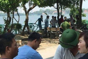 Thi thể nam giới bất ngờ nổi lềnh bềnh trên mặt hồ Tây