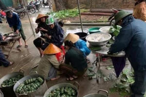 Những chiếc bánh chưng ấm tình ngày lũ