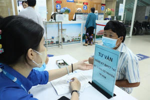 Hơn 15.000 hộ nghèo, cận nghèo ở TP HCM được cấp thẻ BHYT miễn phí năm 2026