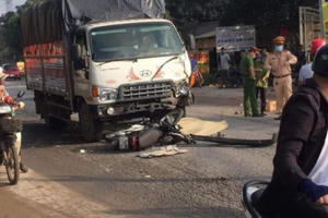 Đấu đầu với xe tải, 2 thanh niên đi xe máy tử vong tại chỗ
