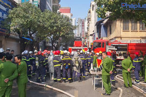 Ngôi nhà 6 tầng trên phố Lê Lợi, Hà Đông bốc cháy dữ dội, hàng trăm người được huy động dập lửa