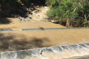 Lâm Đồng: Người phụ nữ đi làm về ngang qua đập bị nước cuốn trôi