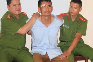 Gia cảnh éo le của kẻ Sát hại mẹ nuôi, dọa giết con ở Hòa Bình