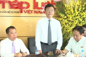 Bộ trưởng Lê Thành Long thăm, chúc mừng Báo Pháp Luật Việt Nam