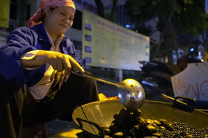 Clip: Người Hà Nội vất vả trong ngày mưa rét