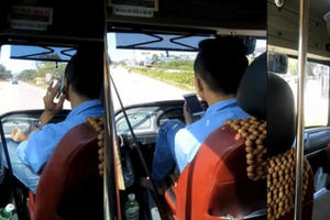 Luật hóa hành vi vừa lái xe vừa nghe điện thoại để xử lý