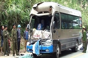 Thanh Hóa: Xe đi nạp tài va chạm xe chở mía, 6 người nhập viện