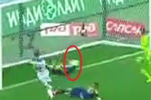 [Clip]: 2 pha cứu thua khó tin ngay trên vạch vôi của cầu thủ Evgeny Chernov