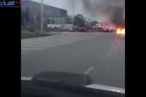 Clip: Xế hộp Camry bốc cháy, trơ khung khi đang chạy trên quốc lộ 1A