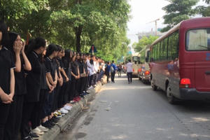 Hàng trăm học sinh nghẹn ngào tiễn biệt thầy Văn Như Cương