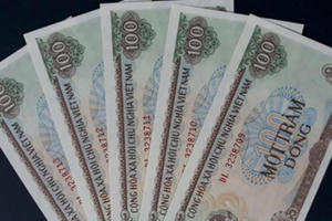 Tiền lẻ 100 VNĐ không thiếu, tại sao siêu thị cứ trả lại bằng kẹo?