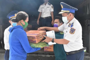 Bộ tư lệnh Vùng Cảnh sát biển 3 hỗ trợ ngư dân bị ảnh hưởng bởi dịch Covid-19