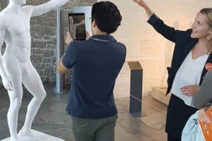 Tượng khỏa thân bị “bắt mặc quần áo” khiến nghệ sĩ điêu khắc cảm thấy “xấu hổ”