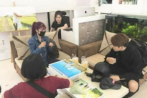 Khởi My xinh như công chúa khi thử váy cưới