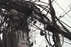 Bình  Dương: Cột điện bốc cháy, người dân hoảng sợ