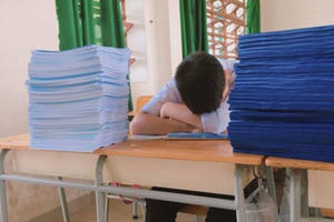 Đề cương, nỗi ám ảnh của cả… phụ huynh!