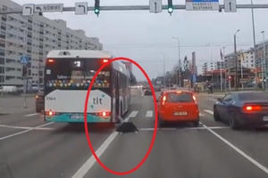 Video: Kinh hoành cảnh người đàn ông bị xe buýt kéo lê hàng chục mét khi mắc chân vào cửa xe