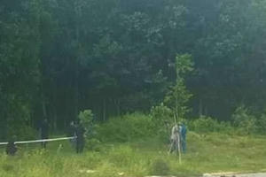 Bàng hoàng phát hiện thi thể người đàn ông với con dao găm trên bụng