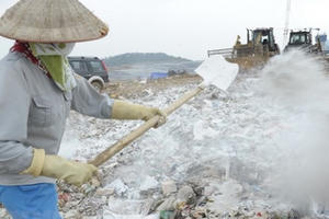 Hà Nội: Dùng chế phẩm nhập khẩu để khử mùi bãi rác Nam Sơn