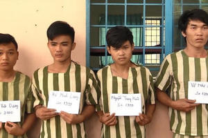 Chồng rủ bạn 'tra tấn' vợ vì đăng ảnh chụp với người khác