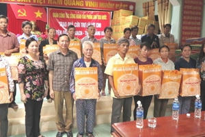 Cảm động với hình ảnh phu nhân Chủ tịch nước đến với bà con vùng lũ