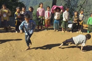 Thích thú với màn nhảy hiphop của 3 em bé vùng cao