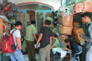 Thu giữ hàng trăm thùng linh kiện, phụ tùng xe máy không rõ nguồn gốc