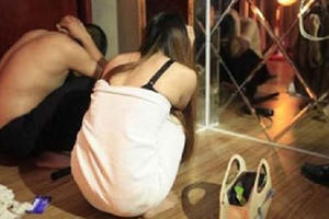 Môi giới cho chị gái bán dâm