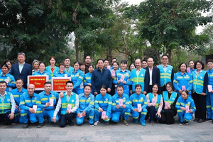 Thủ tướng Phạm Minh Chính thăm, động viên, chúc Tết công nhân vệ sinh môi trường ở Hà Nội