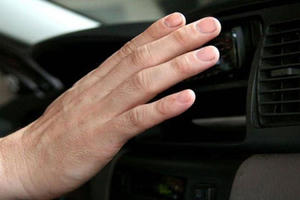 Nguyên nhân và cách khắc phục điều hòa ô tô không làm mát