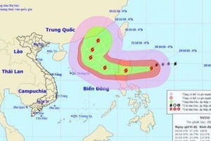 Bão Yutu mạnh cấp 12, di chuyển nhanh vào Biển Đông Bão Yutu mạnh cấp 12, di chuyển nhanh vào Biển Đông
