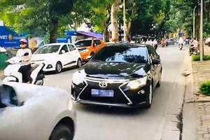 Xe bị ép chạy lùi gắn biển số giả chạy vào đường cấm