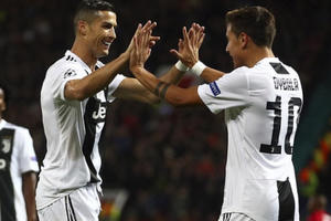 Video: Ronaldo cùng đồng đội "hạ gục" quỷ đỏ Man Utd