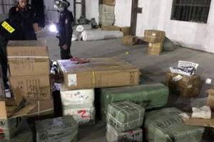 Triệt phá đường dây buôn lậu hàng trăm tấn hàng hóa qua biên giới Triệt phá đường dây buôn lậu hàng trăm tấn hàng hóa qua biên giới