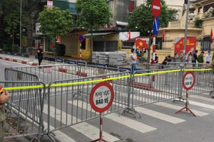 Chi tiết phá dỡ phần sai phạm tòa nhà 8B Lê Trực, Hà Nội