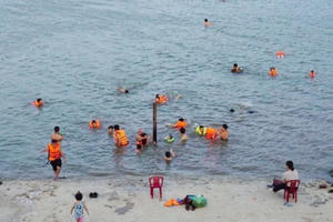 Nghệ An: Nắng nóng cực điểm, người dân đổ xô ra sông Lam tắm, tập bơi