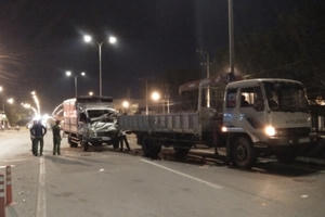 Xe tải đâm vào xe đang gặp sự cố, khiến 2 người tử vong